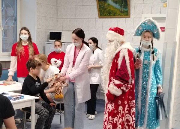 Новогоднее волшебство и здоровые улыбки: студенты-стоматологи ПИМУ подарили праздник детям