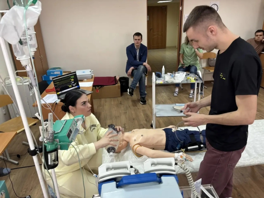 В ПИМУ прошёл уникальный междисциплинарный мастер-класс по детской реанимации для врачей НОДКБ